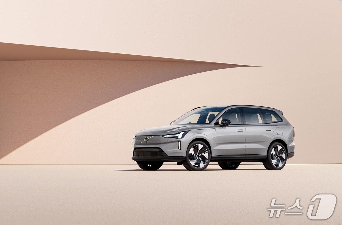 본문 이미지 - 볼보자동차 준대형 전기 SUV 'EX90'의 모습(볼보차코리아 제공).