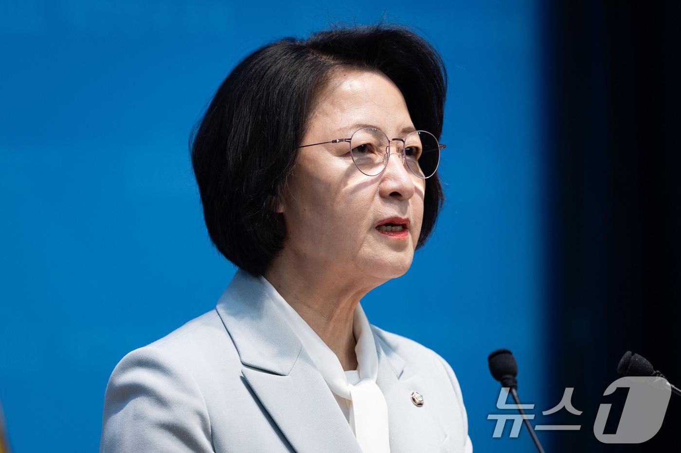 본문 이미지 - 추미애 더불어민주당 경기도지사 예비후보가 23일 서울 여의도 국회 소통관에서 법제사법위원장직 사퇴 기자회견을 하고 있다. 2026.3.23 ⓒ 뉴스1 유승관 기자