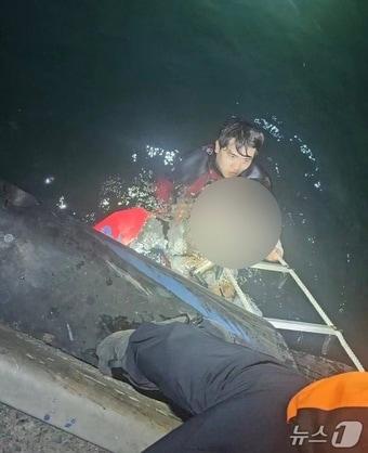 본문 이미지 - 22일 울산 동구 방어진 해상에서 해경과 소방 당국이 20대 남녀 2명을 구조하고 있다.(울산해경 제공. 재판매 및 DB금지)/뉴스1