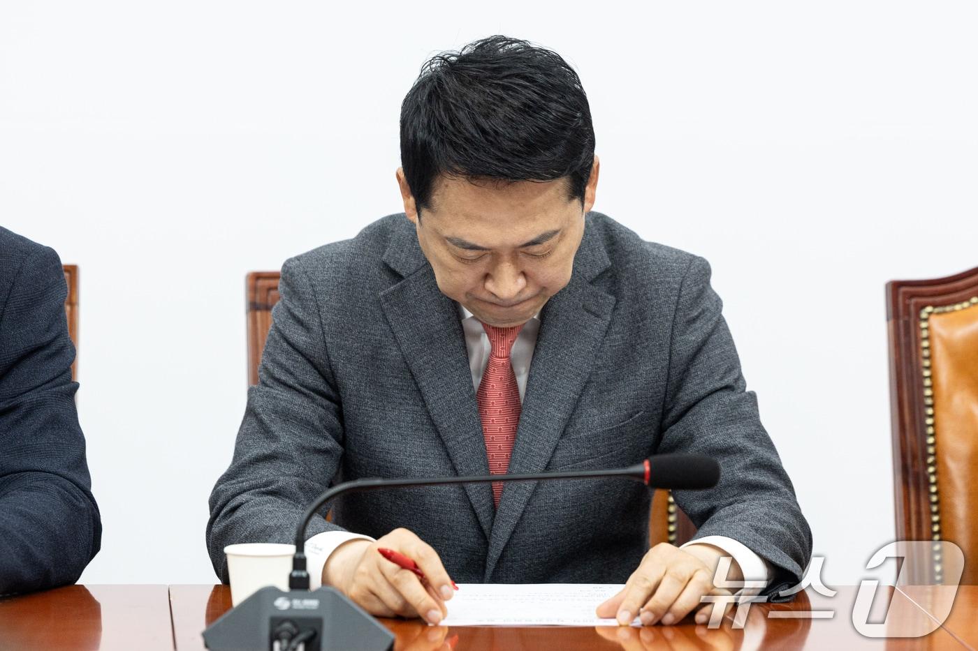 본문 이미지 - 장동혁 국민의힘 대표가 23일 서울 여의도 국회에서 열린 최고위원회의에서 생각에 잠겨있다. 2026.3.23 ⓒ 뉴스1 이승배 기자