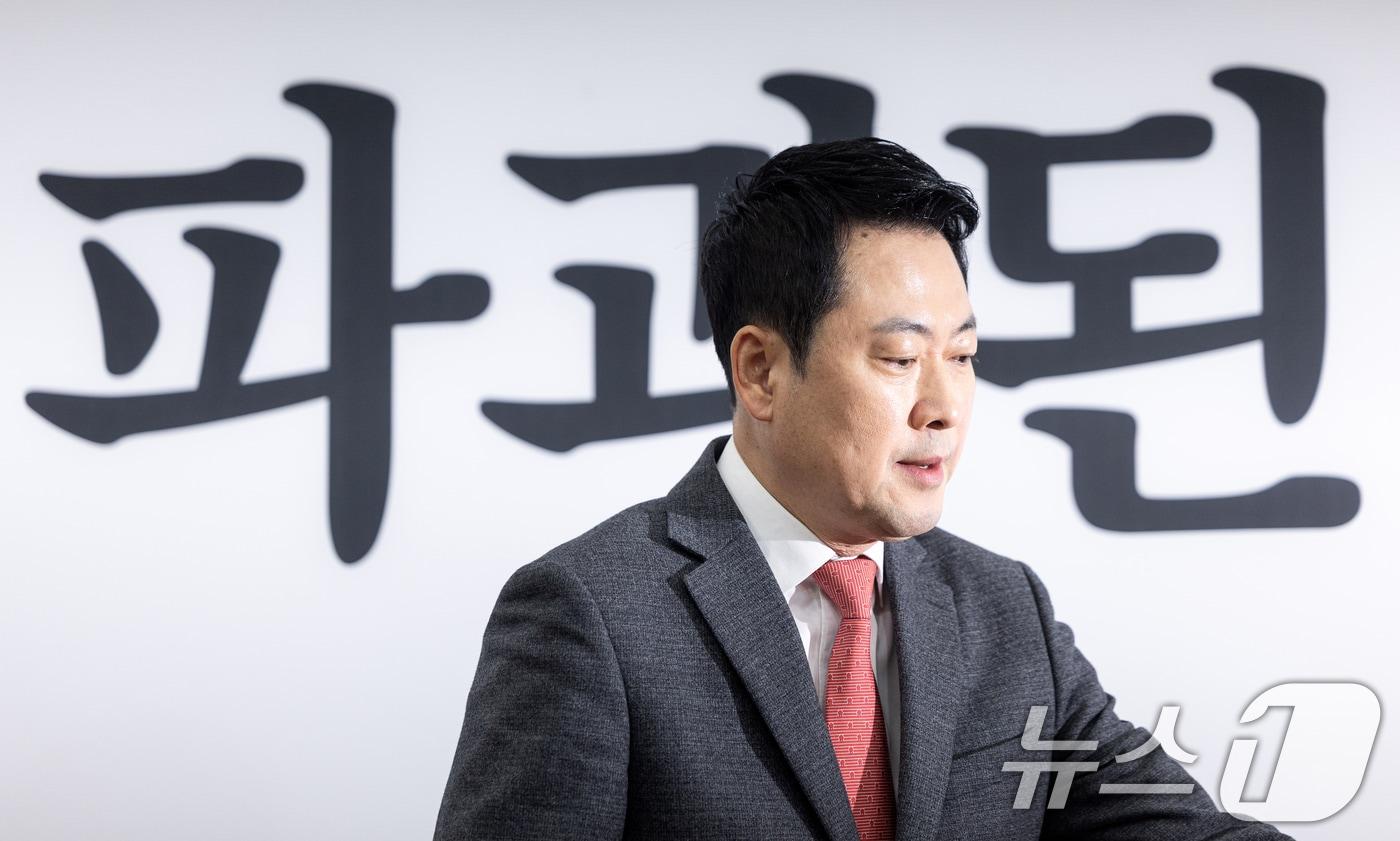 본문 이미지 - 장동혁 국민의힘 대표가 23일 서울 여의도 국회에서 열린 최고위원회의에 참석하고 있다. 2026.3.23 ⓒ 뉴스1 이승배 기자