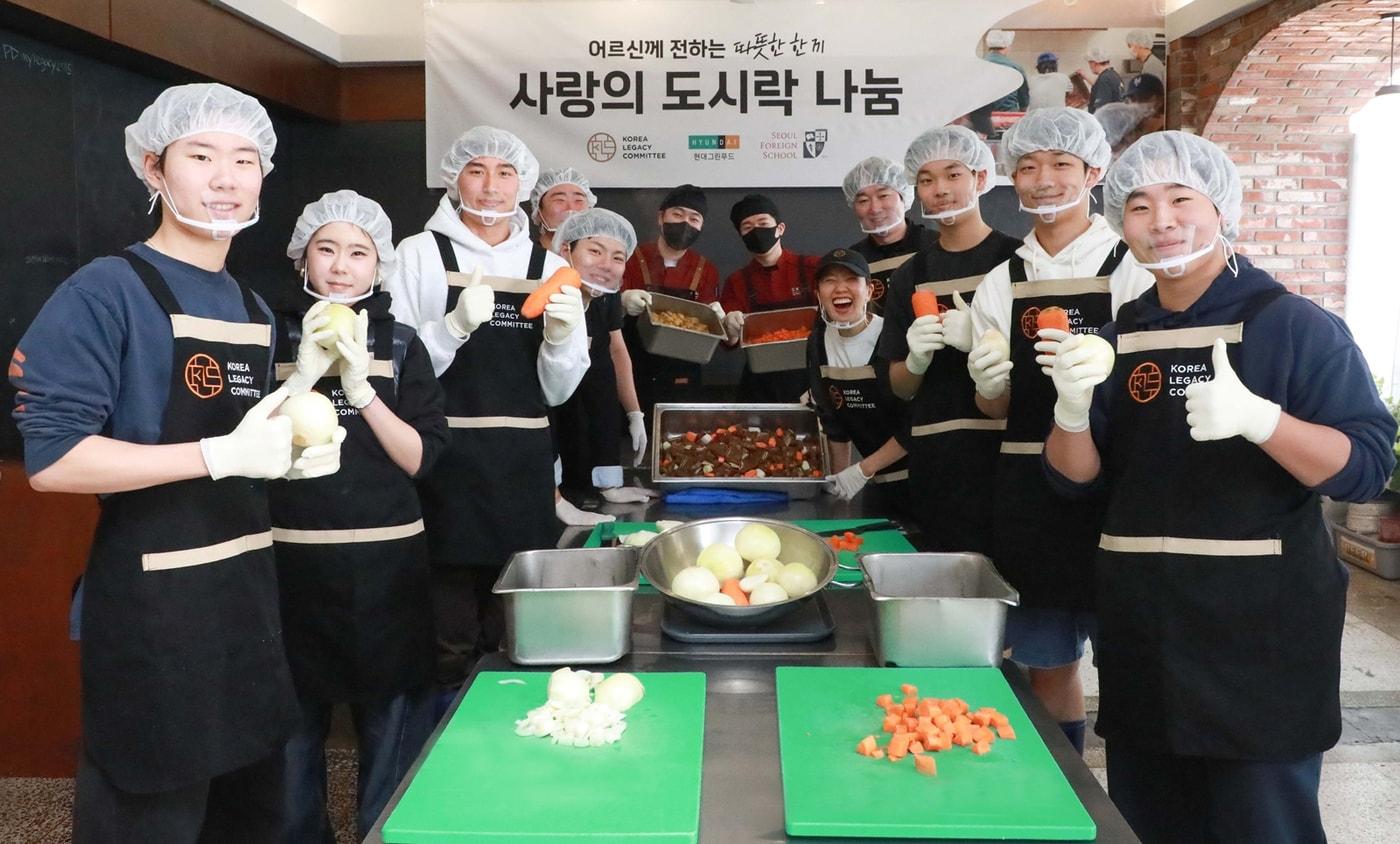 본문 이미지 - 사랑의 도시락 나눔 봉사활동 참가자들이 기념 사진을 촬영하고 있다.(현대그린푸드 제공)