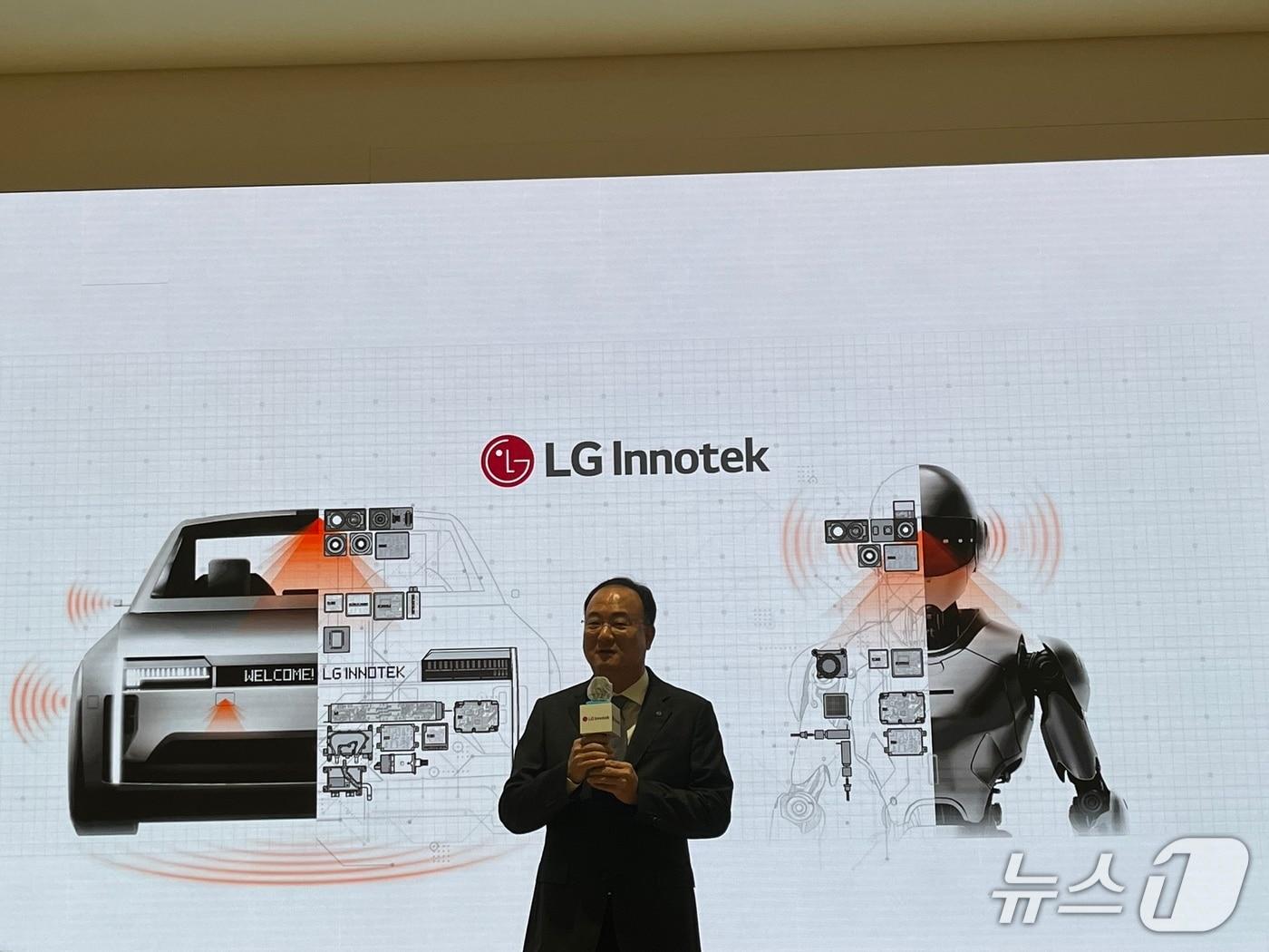 본문 이미지 - 문혁수 LG이노텍 사장이 23일 정기 주주총회 참석 이후 기자들 질문에 답변하고 있다./뉴스1