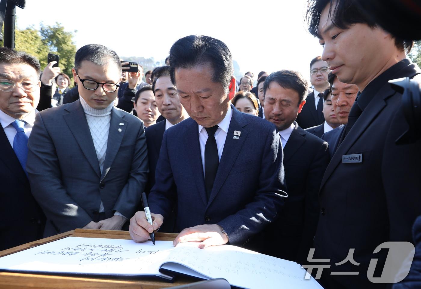 본문 이미지 - 정청래 더불어민주당 대표가 23일 오전 경남 김해 진영읍 봉하마을을 찾아 고 노무현 전 대통령 묘역을 참배한 후 방명록을 작성하고 있다. 2026.3.23 ⓒ 뉴스1 윤일지 기자