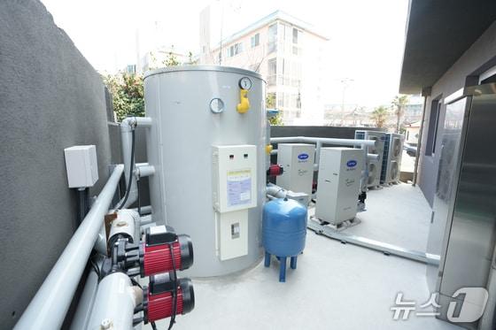 본문 이미지 -  제주도내 한 공동주택에 설치된 공기열 히트펌프.(제주도 제공. 재판매 및 DB 금지)/뉴스1