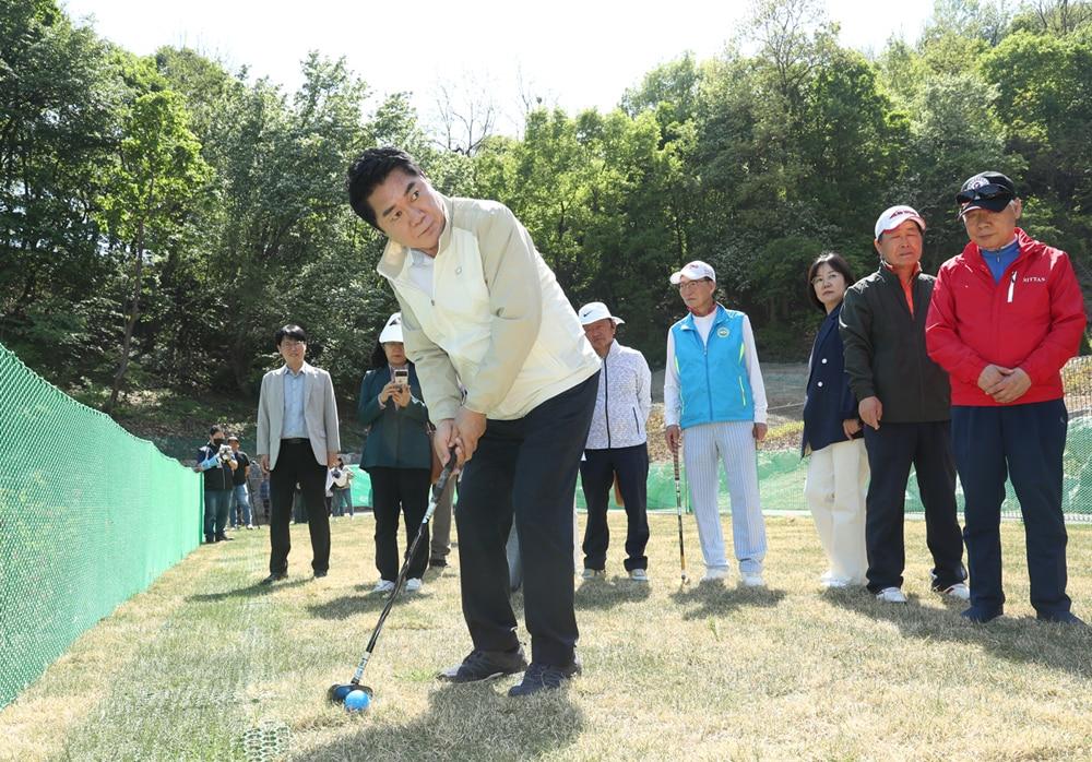 본문 이미지 - 박준희 관악구청장이 지난해 6월 개최된 관악파크골프장 개장식에서 시타하고 있다. (관악구 제공)