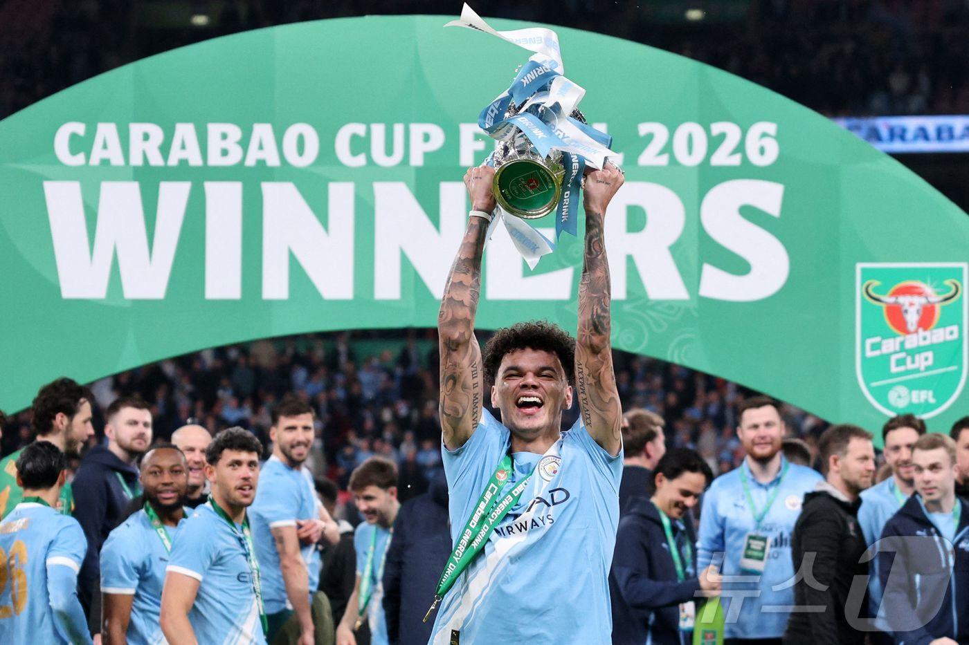 본문 이미지 - 맨체스터 시티의 니코 오라일리가 23일(한국시간) 영국 런던에서 열린 아스널과 리그컵 결승전에서 승리 후 우승 트로피르를 들어 올리고 있다.  ⓒ AFP=뉴스1