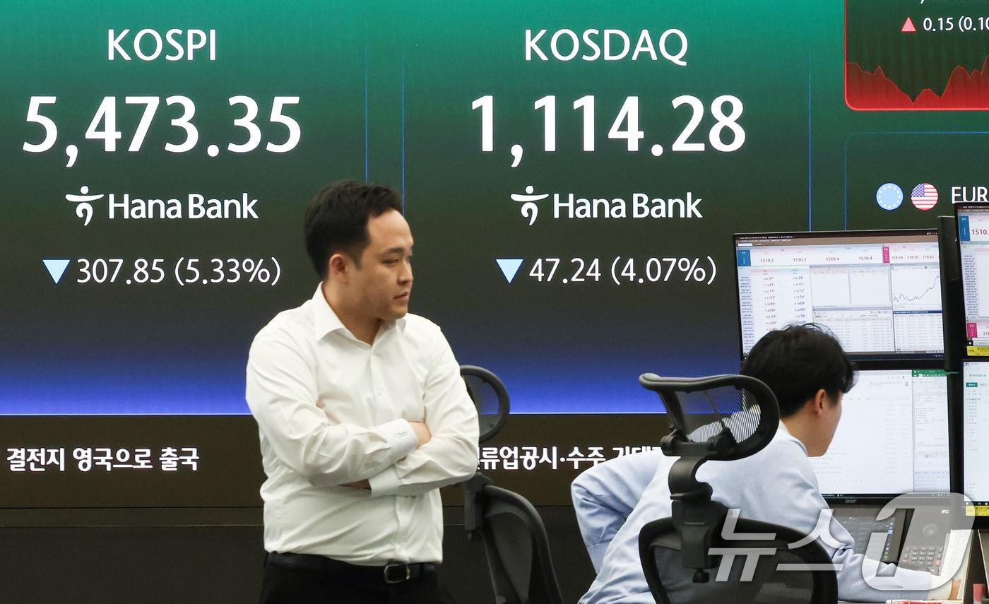 본문 이미지 - 코스피가 장 초반 급락하며 매도 사이드카가 발동된 23일 오전 서울 중구 하나은행 딜링룸 전광판에 증시 시황이 표시되고 있다. 2026.3.23 ⓒ 뉴스1 최지환 기자