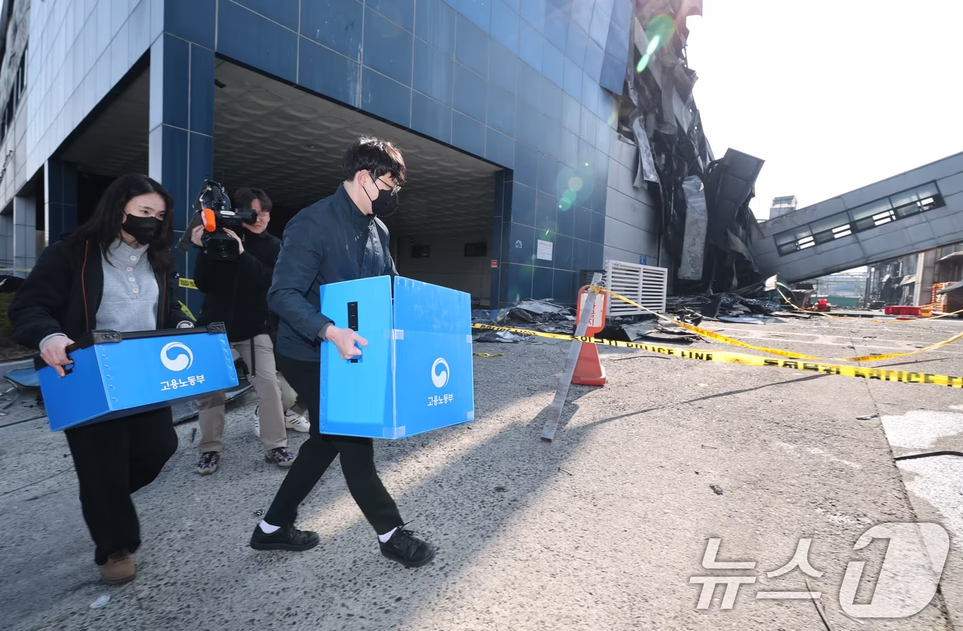 본문 이미지 - 23일 경찰·대전노동청 관계자들이 화재로 74명의 인명피해가 발생한 대전 대덕구 안전공업에 대해 압수수색을 하기 위해 사옥으로 이동하고 있다. 2026.3.23 ⓒ 뉴스1 김기태 기자