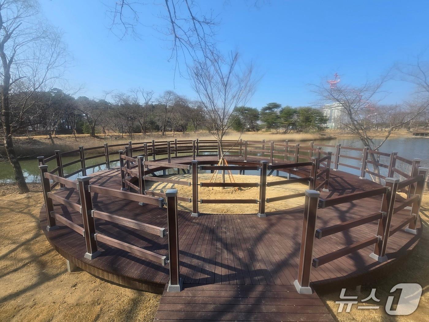 본문 이미지 - 달빛품은 호수정원.(강릉시 제공, 재판매 및 DB 금지) 2026.3.23/뉴스1