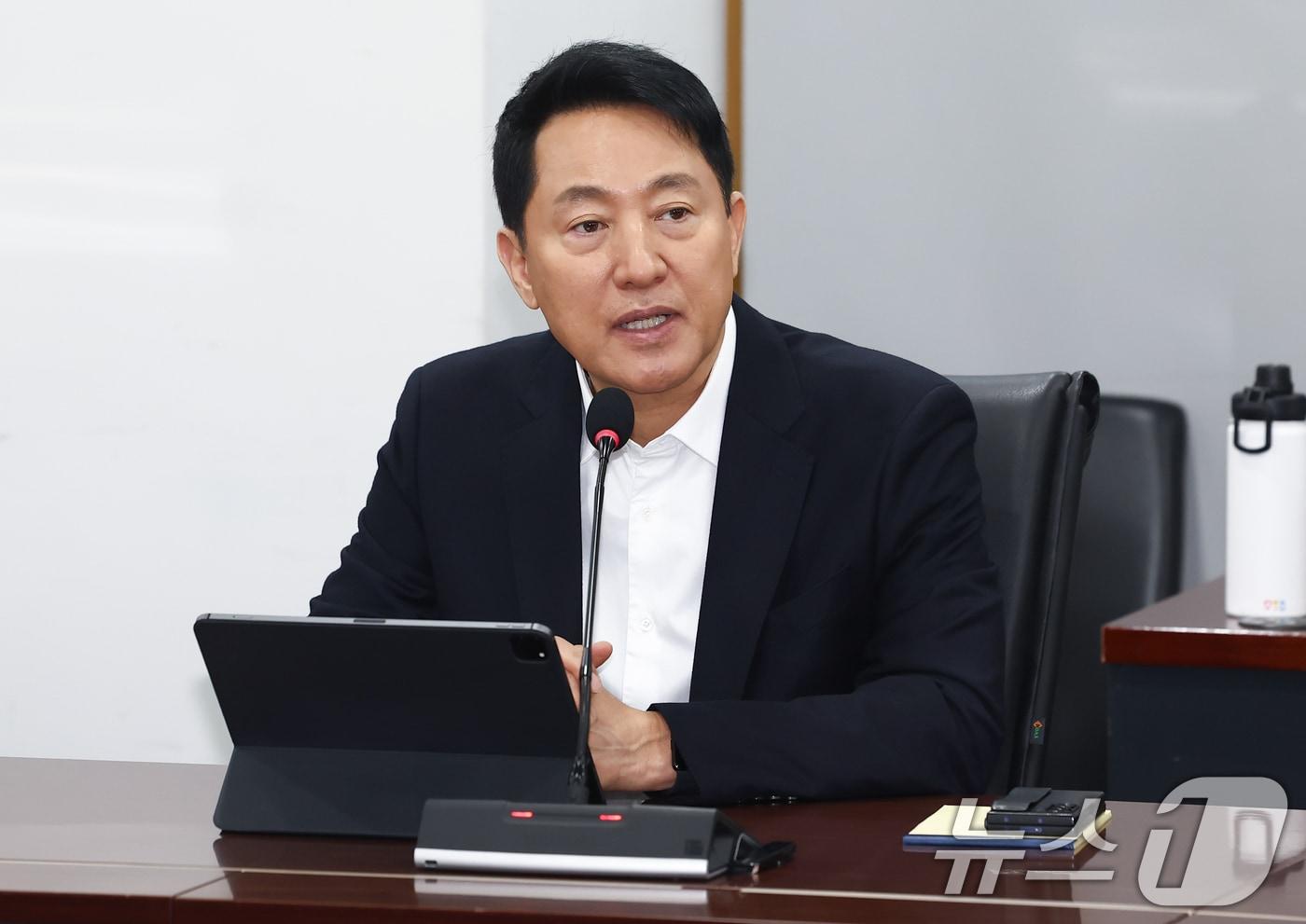 본문 이미지 - 오세훈 서울시장이 23일 오전 서울 중구 서울시청 기획상황실에서 열린 '중동 상황 대응 서울시 비상경제대책 회의'에서 모두 발언을 하고 있다. 2026.3.23 ⓒ 뉴스1 김민지 기자