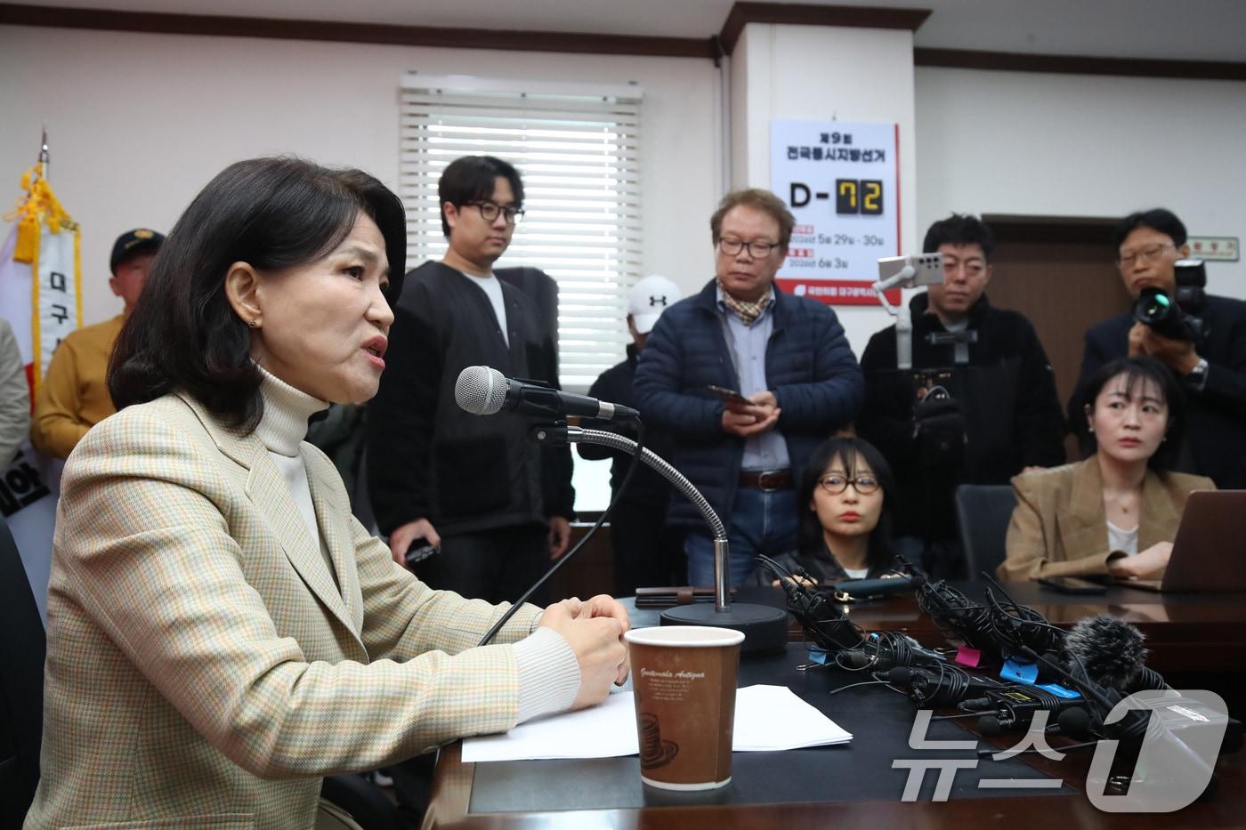 본문 이미지 - 이진숙 전 방송통신위원장이 23일 오전 대구 수성구 국민의힘 대구시당에서 기자회견을 열고 전날 국민의힘 공천관리위원회가 발표한 6·3 지방선거 대구시장 후보 공천 컷오프(공천 배제)관련 불복 입장을 밝히고 있다. 2026.3.23 ⓒ 뉴스1 공정식 기자