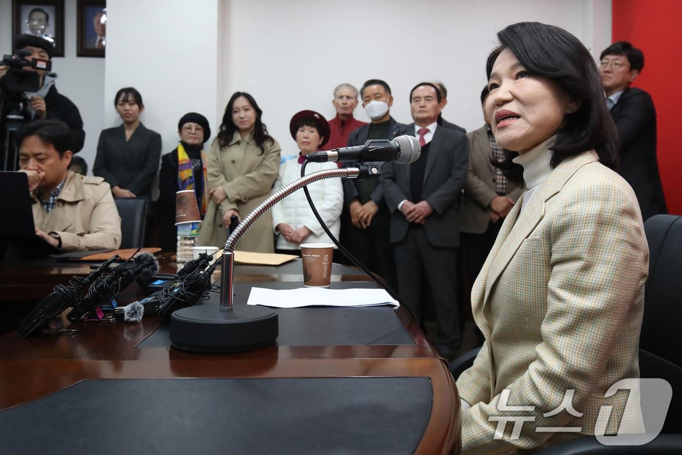 본문 이미지 - 이진숙 전 방송통신위원장이 23일 오전 대구 수성구 국민의힘 대구시당에서 기자회견을 열고 전날 국민의힘 공천관리위원회가 발표한 6·3 지방선거 대구시장 후보 공천 컷오프(공천 배제)관련 불복 입장을 밝히고 있다. 2026.3.23 ⓒ 뉴스1 공정식 기자