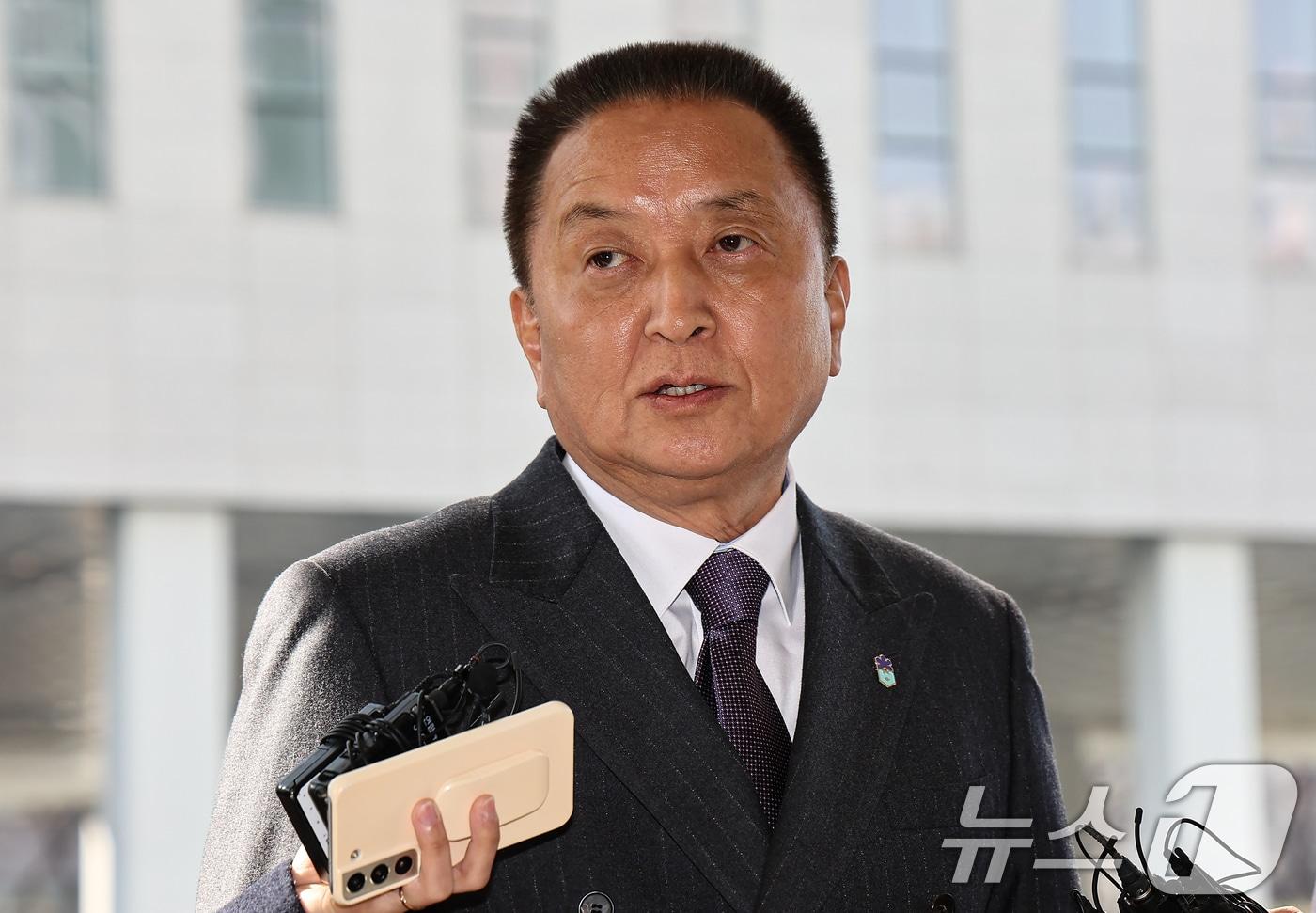 본문 이미지 - 김영환 충북도지사가 23일 서울 양천구 남부지방법원에서 열린 국민의힘 상대 가처분 신청 심문에 출석하며 취재진 질문에 답하고 있다.  2026.3.23 ⓒ 뉴스1 김도우 기자