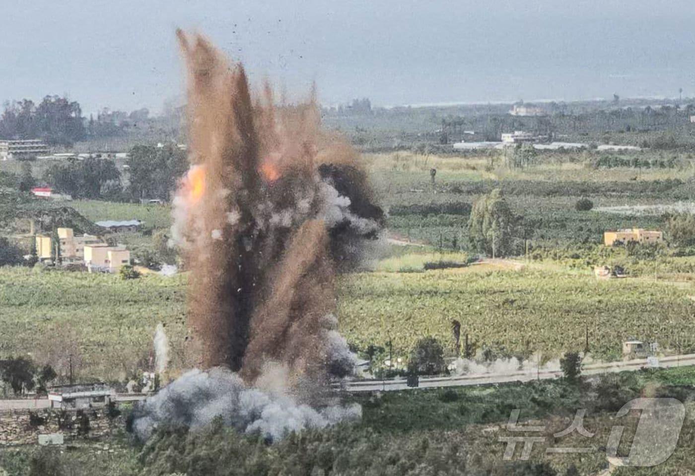 본문 이미지 - 이스라엘이 22일(현지시간) 레바논 남부 카스미예 교량을 목표로 공격을 감행한 후 불덩이가 타오르고 있다. 2026.3.22 ⓒ AFP=뉴스1