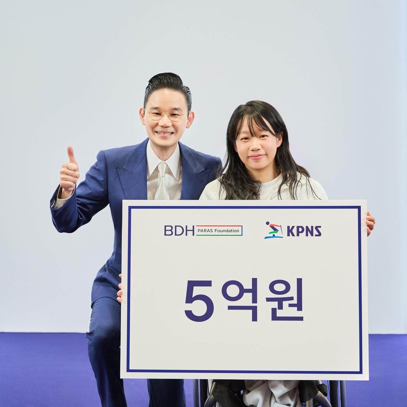 본문 이미지 - 배동현 회장이 김윤지 선수에게 포상금을 지급했다. (대한장애인노르딕스키연맹 제공)