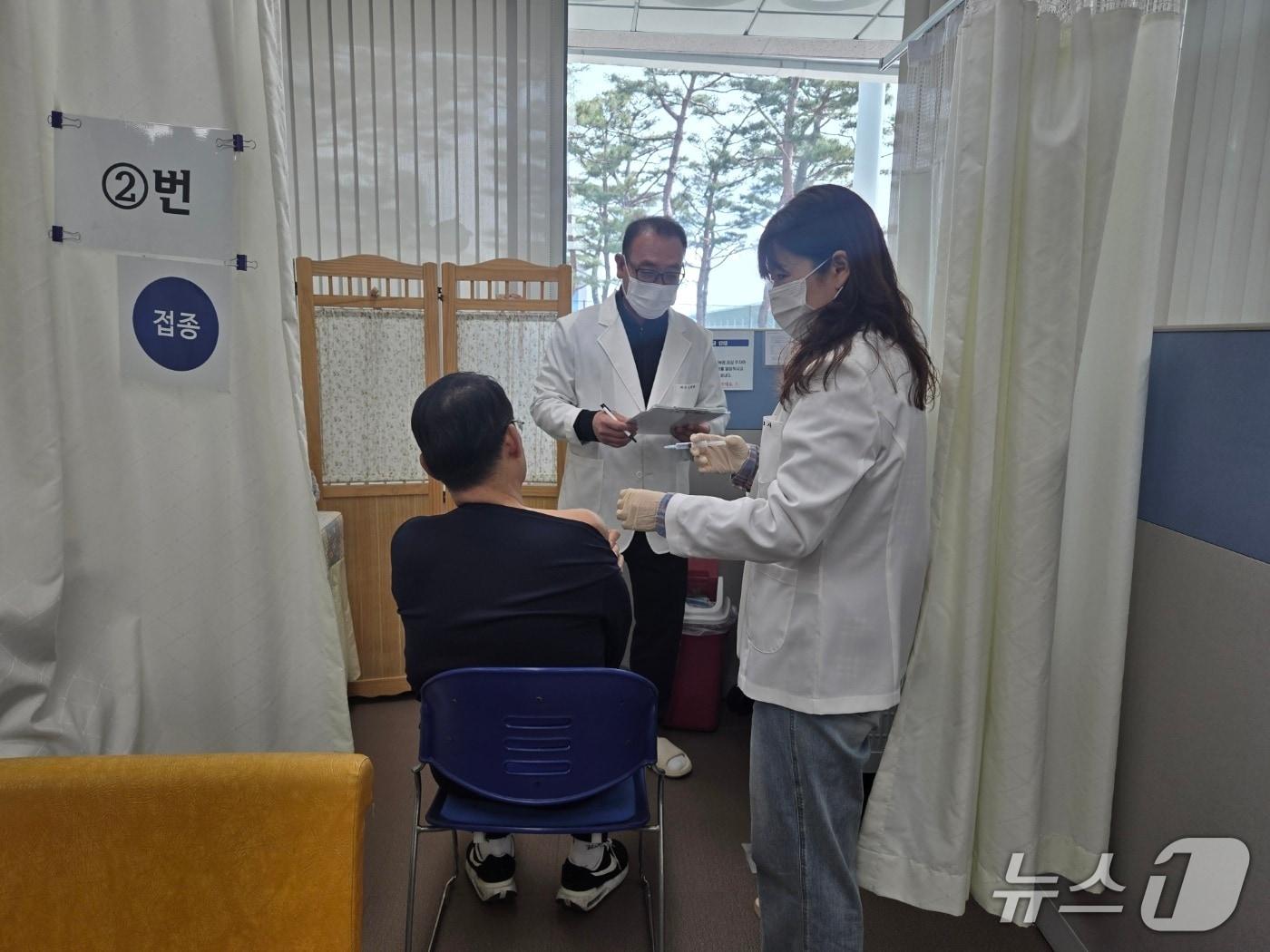 본문 이미지 - 한 어르신이 의료기관에서 대상포진 예방접종을 하고 있는 모습.(용인시 제공)