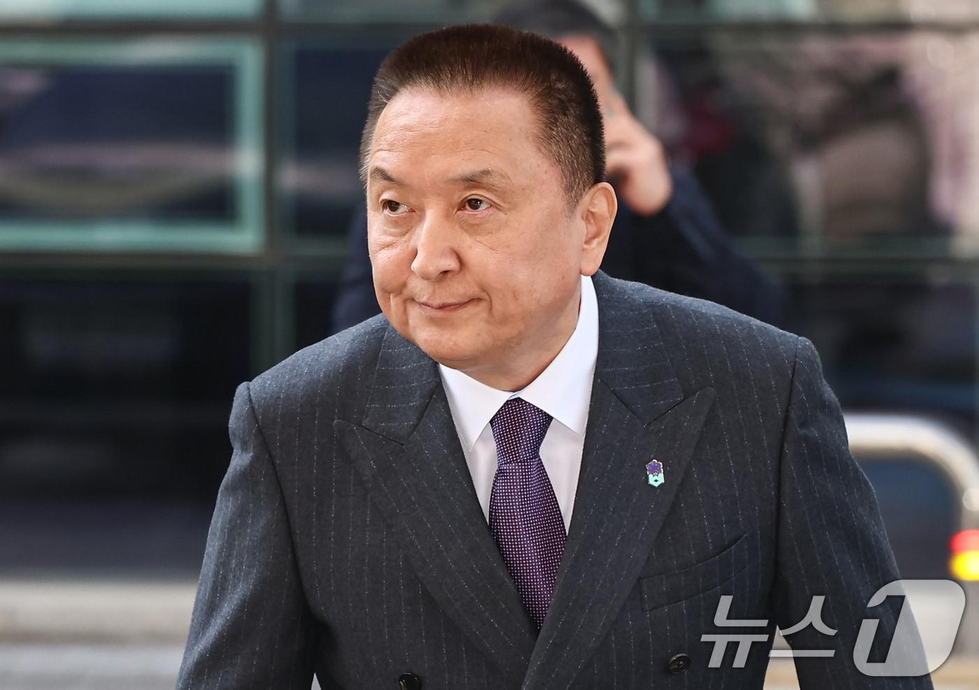 본문 이미지 - 김영환 충북도지사가 23일 서울 양천구 남부지방법원에서 열린 국민의힘 상대 가처분 신청 심문에 출석하고 있다. 김 지사는 지난 16일 국민의힘 지방선거 공천관리위원회 컷오프 결정 이후 서울남부지방법원에 공천 배제 효력정지 가처분을 신청했다. 2026.3.23 ⓒ 뉴스1 김도우 기자