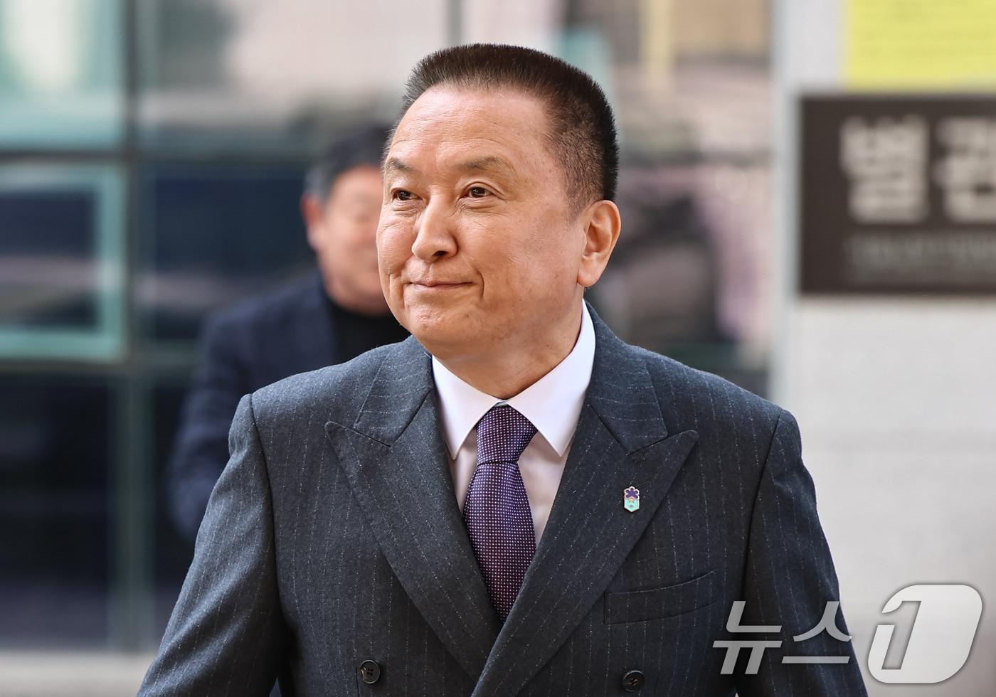 본문 이미지 - 김영환 충북도지사가 23일 서울 양천구 남부지방법원에서 열린 국민의힘 상대 가처분 신청 심문에 출석하고 있다. 김 지사는 지난 16일 국민의힘 지방선거 공천관리위원회 컷오프 결정 이후 서울남부지방법원에 공천 배제 효력정지 가처분을 신청했다. 2026.3.23 ⓒ 뉴스1 김도우 기자