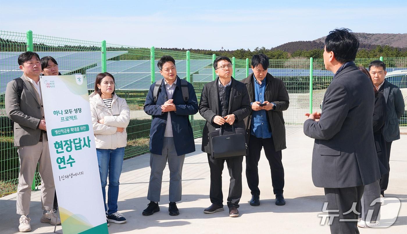 본문 이미지 - 하나은행은 지난 20일 제주도 일대의 신재생에너지 발전단지를 방문해 생산적 금융 실행력 강화를 위한 ‘국가 첨단전략산업 현장연수‘를 실시했다. 이날 현장연수에 참여한 하나은행 심사역과 기업금융전문역(RM) 직원들이 제주도 서귀포시 소재 가시리태양광발전소에서 사업구조에 대한 설명을 듣고 있다. 2026.03.20 / 사진제공=하나은행