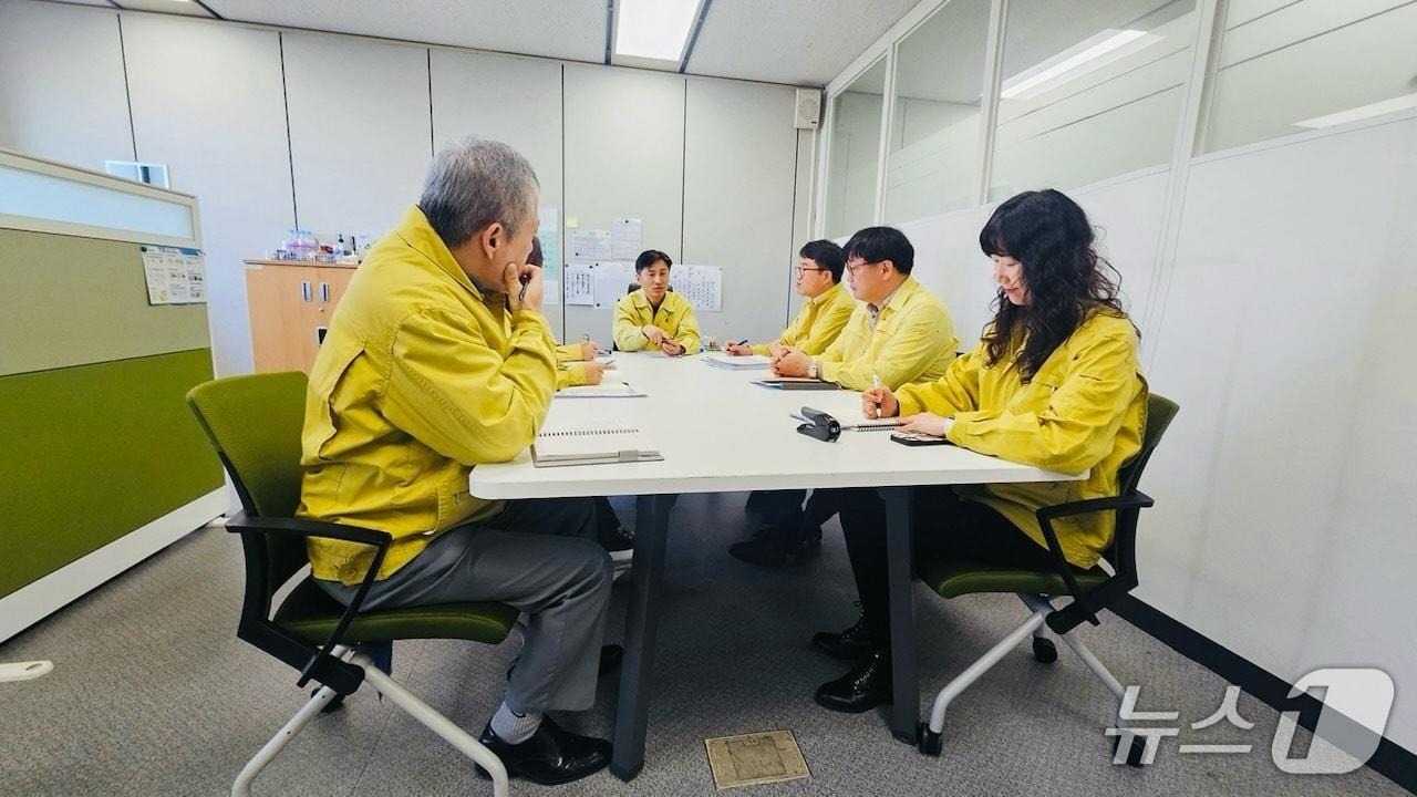 본문 이미지 - 백호성 구매사업국장이 23일 중동 상황에 대응해 물품분야 비상점검체계를 점검하고 있다. (조달청 제공.재판매 및 DB금지)/뉴스1