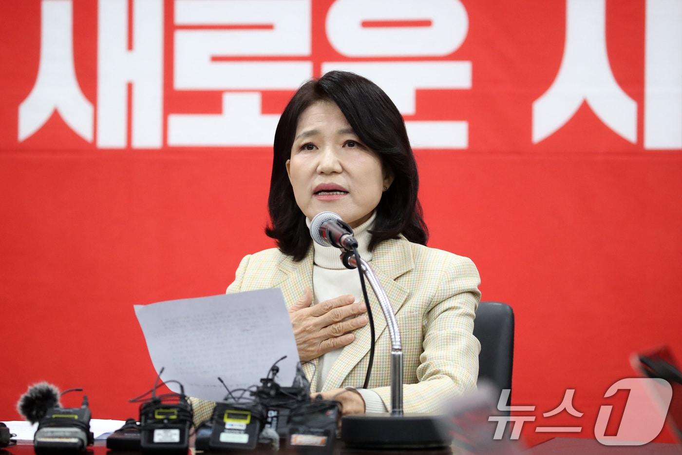 본문 이미지 - 이진숙 전 방송통신위원장이 지난 3월23일 국민의힘 대구시당에서 기자회견을 열어 전날 국민의힘 공천관리위원회의 대구시장 후보 공천 컷오프(공천 배제)에 대한 입장을 밝히고 있다. 2026.3.23 ⓒ 뉴스1 공정식 기자