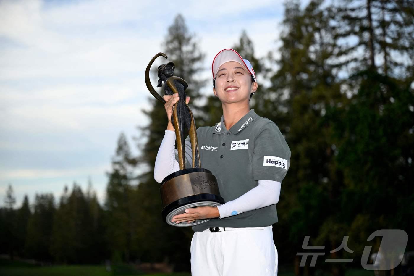 본문 이미지 - 김효주가 22일(현지시간) 미국 캘리포니아주 멘로파크의 샤론 헤이츠 골프 앤 컨트리클럽(파72)에서 열린 미국여자프로골프(LPGA)투어 포티넷 파운더스컵(총상금 300만 달러)에서 우승 후 트로피를 들고 포즈를 취하고 있다. ⓒ AFP=뉴스1