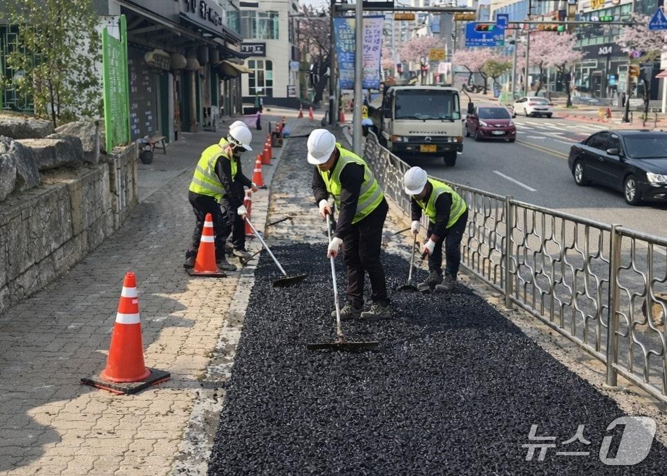 본문 이미지 - 전북 익산시가 4월 말까지 인도 정비 사업을 추진한다.(익산시 제공. 재판매 및 DB 금지)