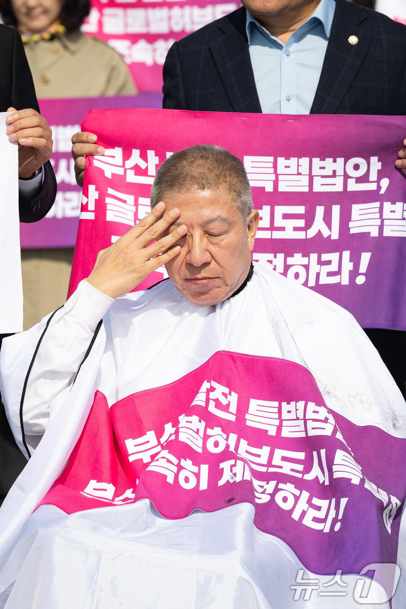 본문 이미지 - 박형준 부산시장이 23일 서울 여의도 국회 본관 앞에서 '부산 글로벌허브도시 조성에 관한 특별법안' 제정을 촉구하며 삭발하고 있다. 2026.3.23 ⓒ 뉴스1 유승관 기자