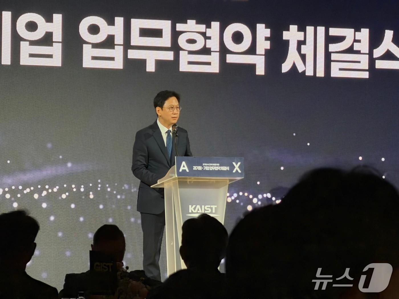 본문 이미지 - 배경훈 부총리 겸 과학기술정보통신부 장관이 23일 대전 한국과학기술원(KAIST)에서 열린 '4대 과학기술원-지역 AX 협력기업 업무협약식'에 참석해 축사를 하고 있다. 2026.3.23 ⓒ 뉴스1 이기범 기자