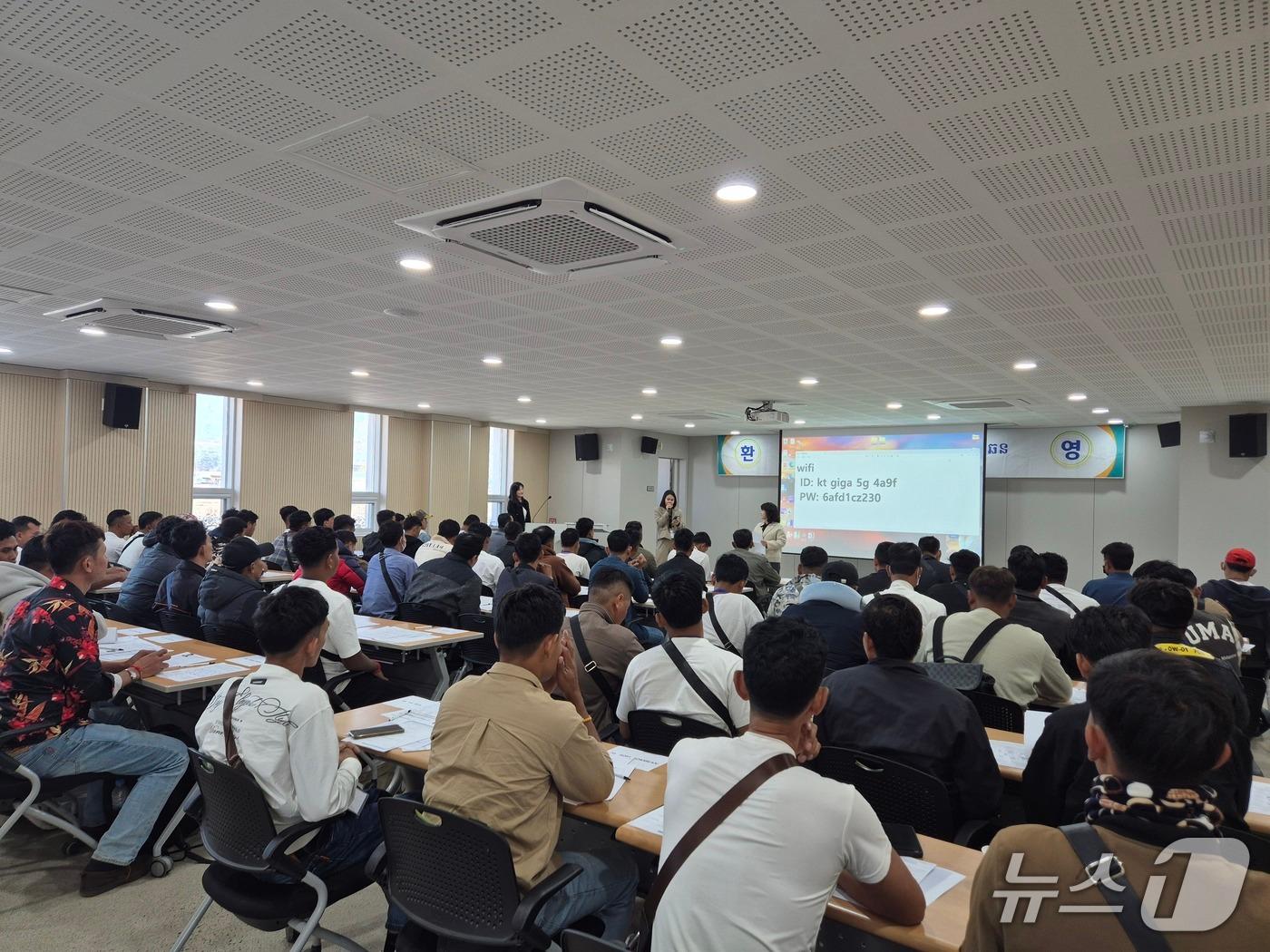 본문 이미지 - 춘천시, 캄보디아 출신 외국인 계절근로자 대상 입국설명회 개최.(춘천시 제공, 재판매 및 DB금지)