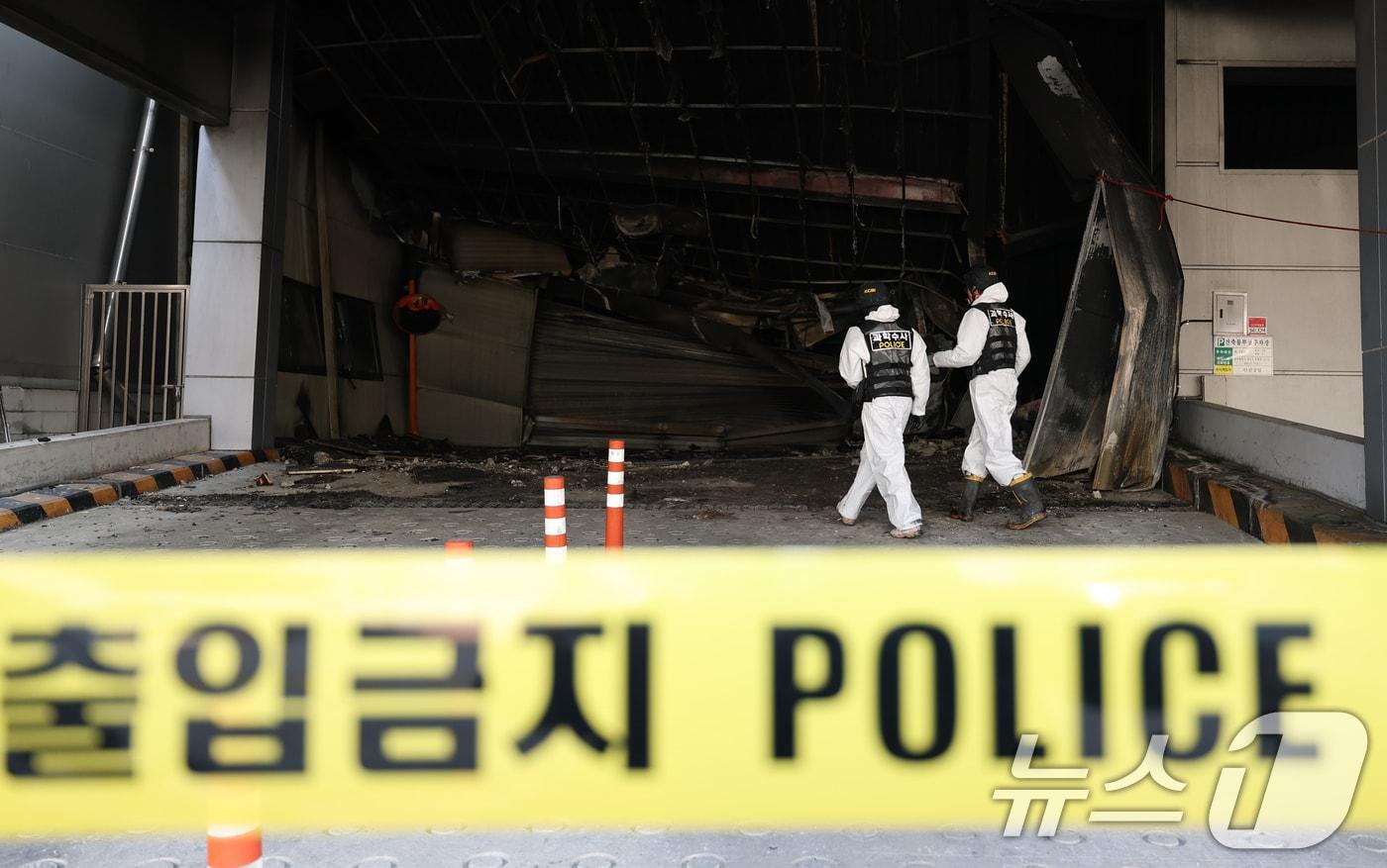 본문 이미지 - 74명의 인명피해가 발생한 대전 안전공업 화재와 관련해 23일 경찰과 소방, 고용노동부와 국립과학수사원 등 관계 기관이 합동 감식을 하고 있다. 2026.3.23 ⓒ 뉴스1 김기태 기자