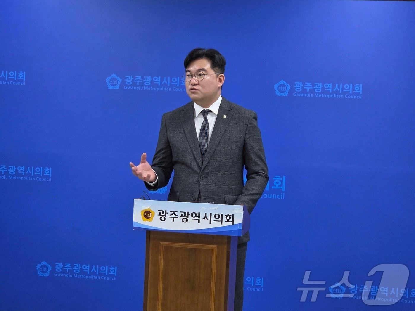 본문 이미지 - 정준호 더불어민주당 의원이 23일 광주시의회 브리핑룸에서 기자회견을 하고 있다. ⓒ 뉴스1 서충섭 기자