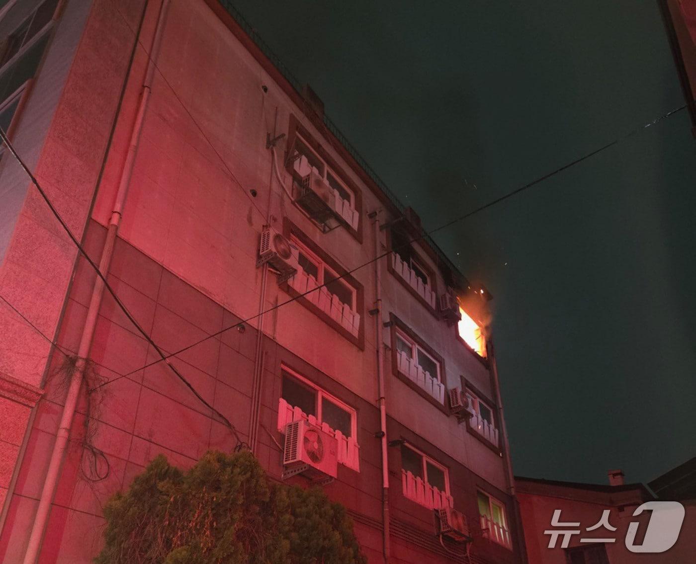 본문 이미지 - 지난 18일 오전 3시 38분쯤 광주 남구 월산동의 한 빌라에서 불이 난 모습.(광주 남부소방 제공. 재판매 및 DB 금지)