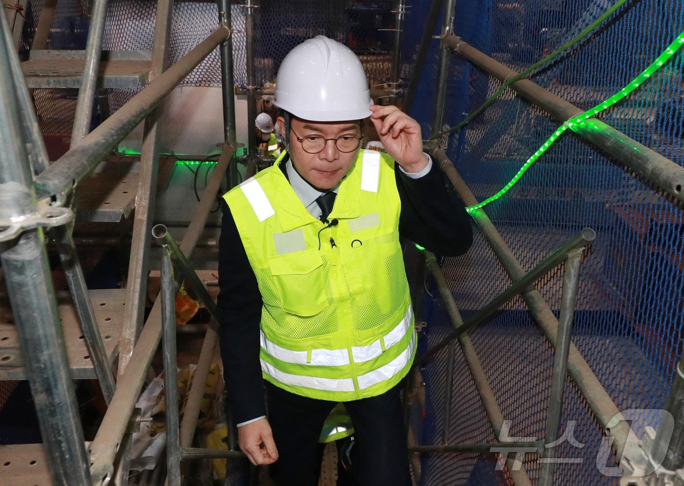 본문 이미지 - 정원오 더불어민주당 서울시장 예비후보가 23일 오전 서울 강남구 영동대로 지하공간 복합개발 건설공사 현장을 방문, 1공구 현장을 둘러보고 있다. (공동취재) 2026.3.23 ⓒ 뉴스1 박정호 기자