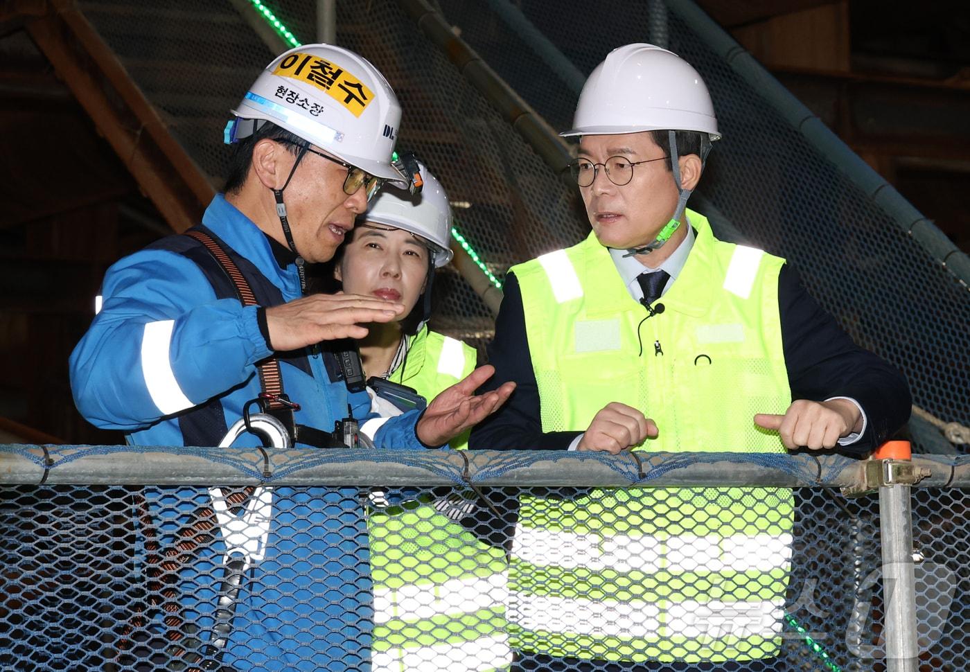 본문 이미지 - 정원오 더불어민주당 서울시장 예비후보가 23일 오전 서울 강남구 영동대로 지하공간 복합개발 건설공사 현장을 방문, 1공구 현장을 둘러보고 있다. (공동취재) 2026.3.23 ⓒ 뉴스1 박정호 기자