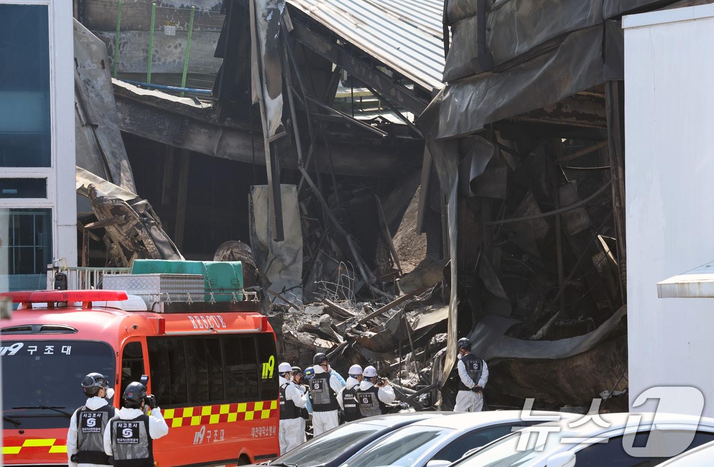 본문 이미지 - 74명의 인명피해가 발생한 대전 안전공업 화재와 관련해 23일 경찰과 소방, 고용노동부와 국립과학수사원 등 관계 기관이 합동 감식을 하고 있다. 2026.3.23 ⓒ 뉴스1 김기태 기자