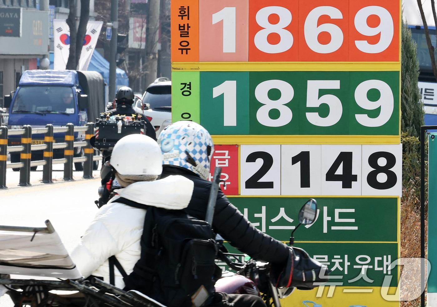 본문 이미지 - 이란 전쟁 여파로 고유가가 지속되고 있는 23일 서울의 한 주유소에 유가정보가 표시되어 있다. 2026.3.23 ⓒ 뉴스1 최지환 기자