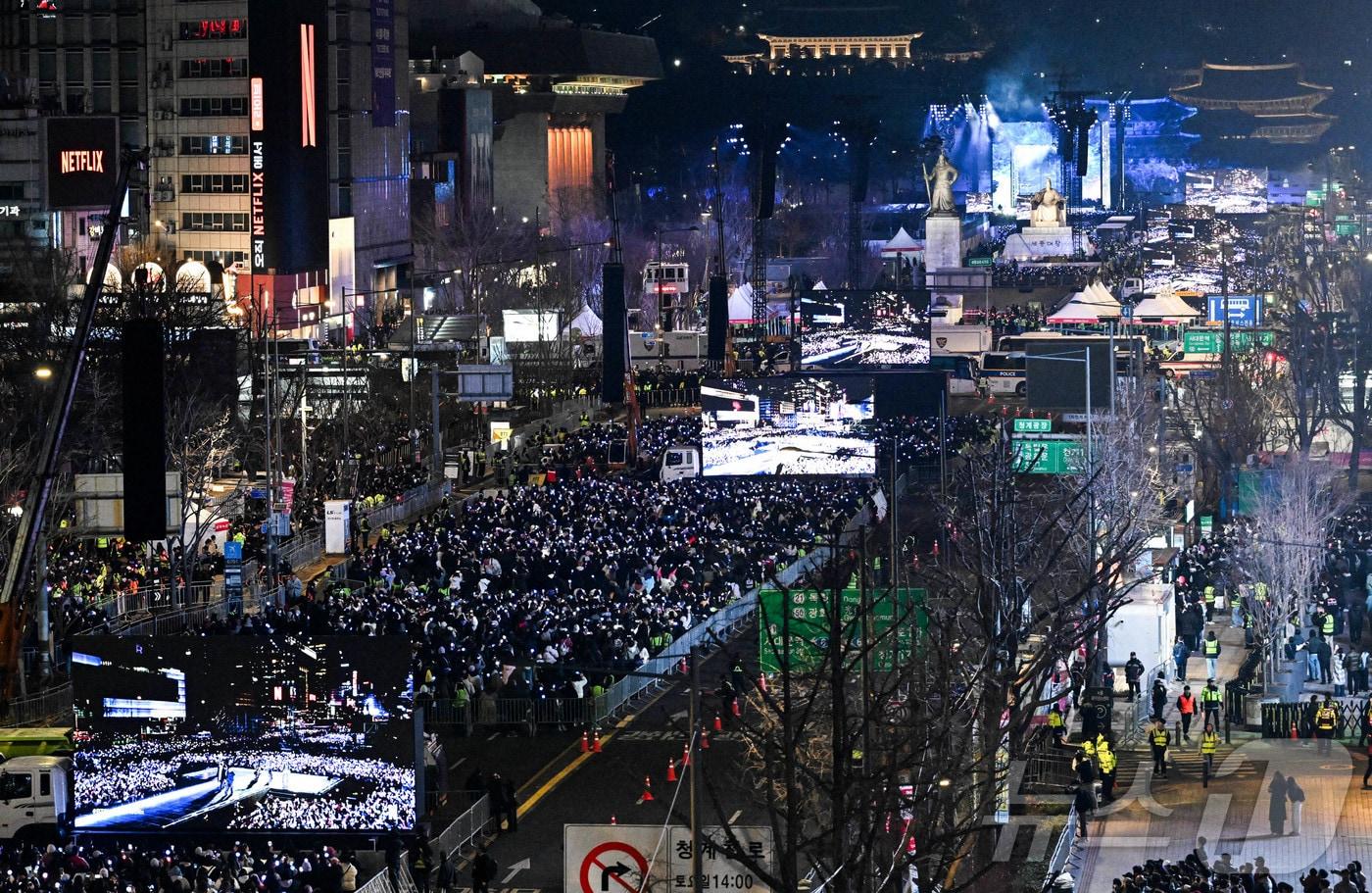 본문 이미지 - 3년 9개월 만에 완전체로 복귀하는 방탄소년단(BTS)의 'BTS 컴백 라이브: ARIRANG' 공연이 21일 서울 광화문광장 일대에서 펼쳐지고 있다. 이번 공연은 세계 190개국에 생중계된다. 2026.03.21 사진공동취재단 2026.3.23 ⓒ 뉴스1 임지훈 기자