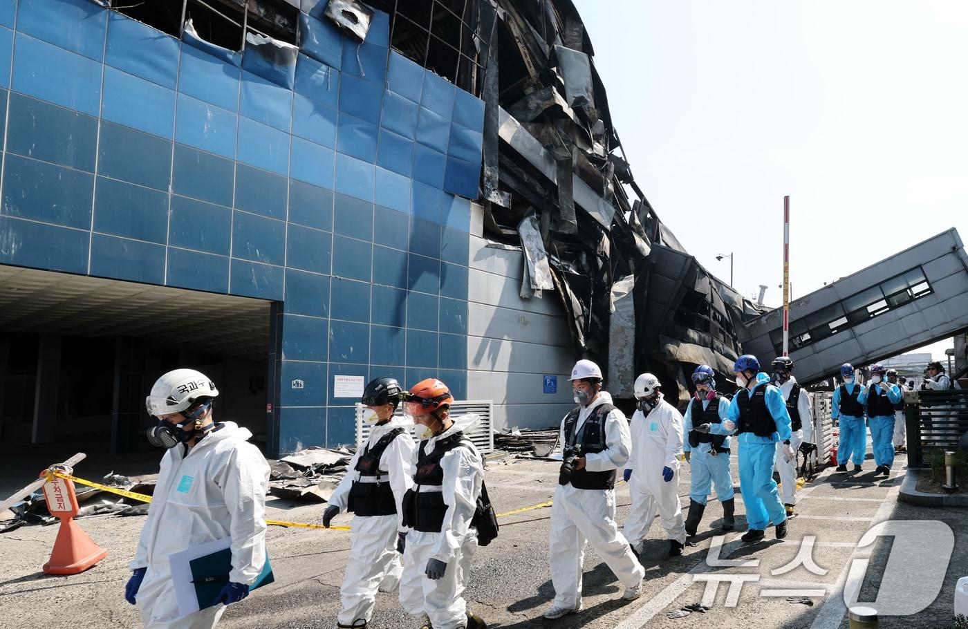 본문 이미지 - 74명의 인명피해가 발생한 대전 안전공업 화재와 관련해 23일 경찰과 소방, 고용노동부와 국립과학수사원 등 관계 기관이 합동 감식을 하고 있다. 2026.3.23 ⓒ 뉴스1 김기태 기자