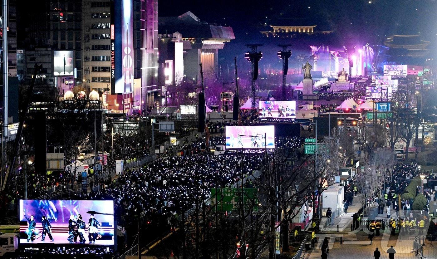 본문 이미지 - 방탄소년단(BTS)이 21일 서울 광화문광장에서 'BTS 컴백 라이브: 아리랑' 발매 기념 컴백 공연을 하고 있다. 2026.3.23 ⓒ 뉴스1 조연우 기자