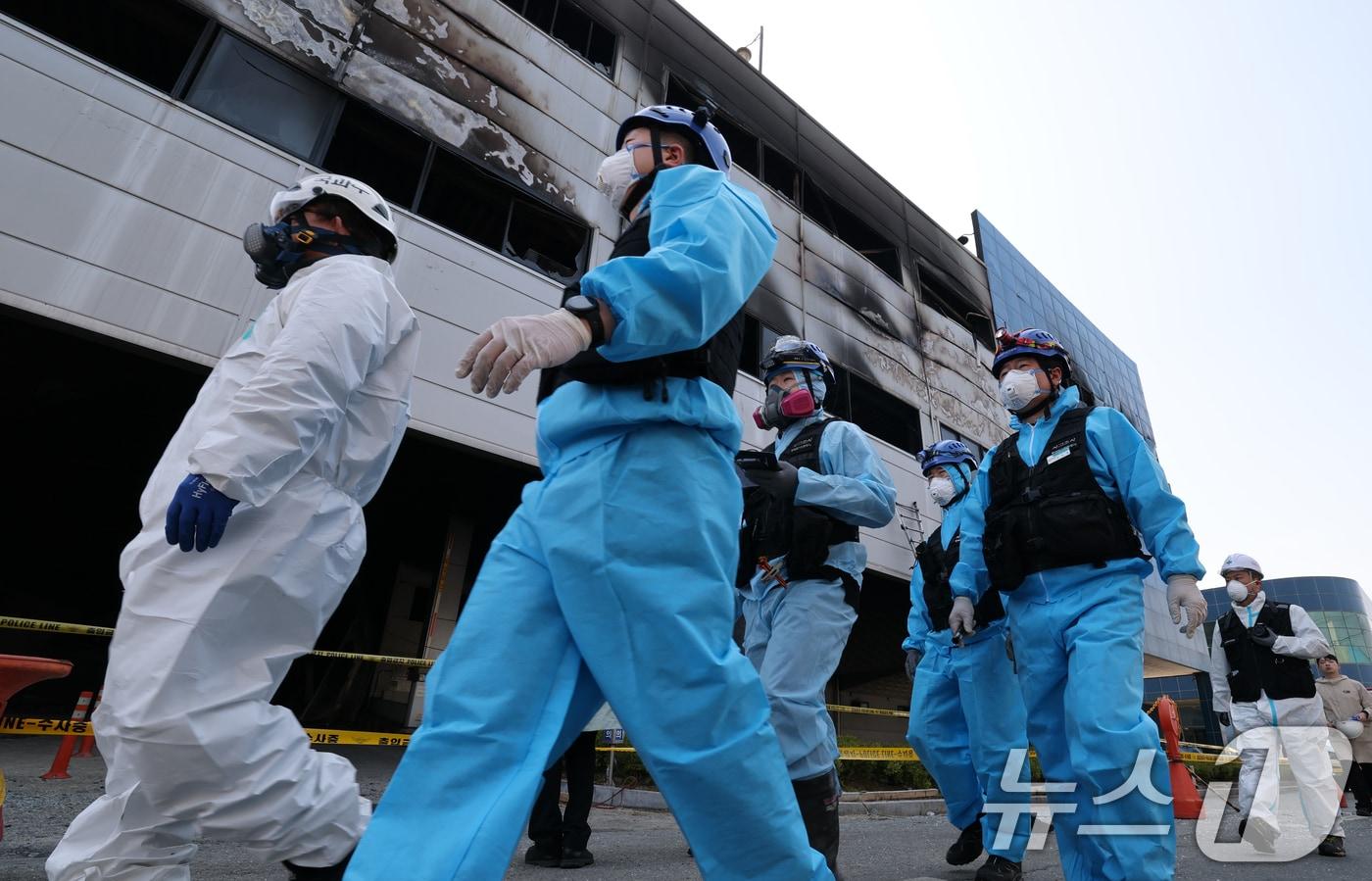 본문 이미지 - 74명의 인명피해가 발생한 대전 안전공업 화재와 관련해 23일 경찰과 소방, 고용노동부와 국립과학수사원 등 관계 기관이 합동 감식을 하고 있다. 2026.3.23 ⓒ 뉴스1 김기태 기자