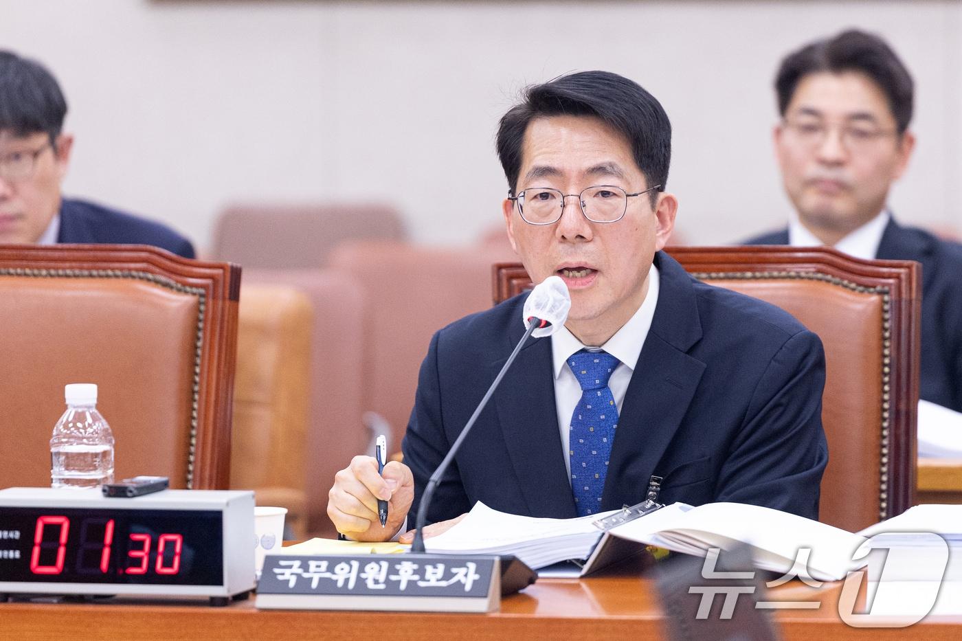 본문 이미지 - 황종우 해양수산부장관 후보자가 23일 서울 여의도 국회에서 열린 제433회국회(임시회) 농림축산식품해양수산위원회 인사청문회에 출석해 의원 질의에 답변하고 있다. 2026.3.23 ⓒ 뉴스1 이승배 기자