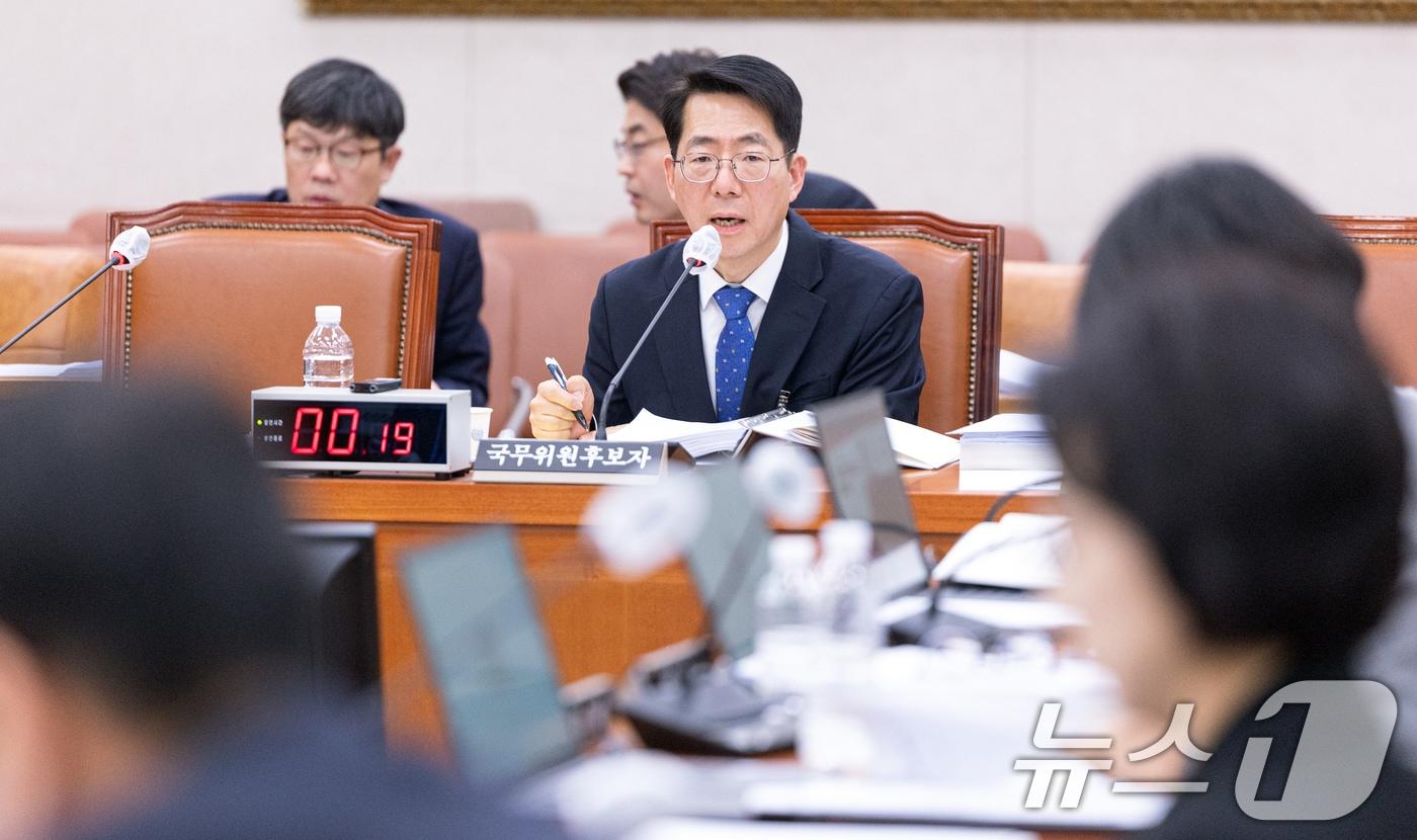 본문 이미지 - 황종우 해양수산부장관 후보자가 23일 서울 여의도 국회에서 열린 제433회국회(임시회) 농림축산식품해양수산위원회 인사청문회에 출석해 의원 질의에 답변하고 있다. 2026.3.23 ⓒ 뉴스1 이승배 기자