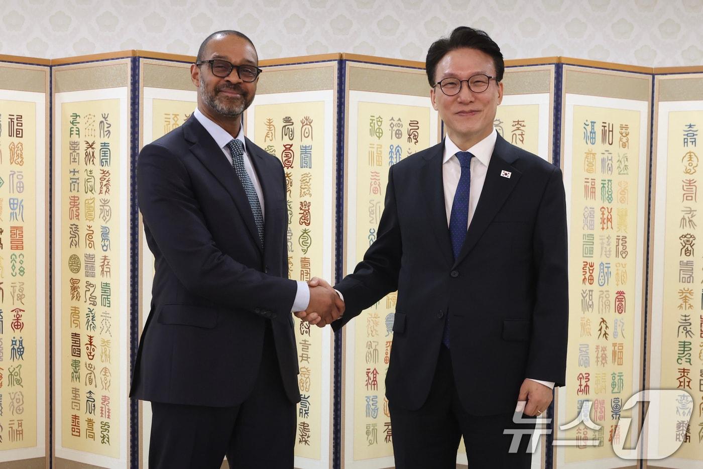 본문 이미지 - 김민석 국무총리가 23일 서울 종로구 정부서울청사에서 마이클 해리스 뉴욕증권거래소 부회장을 접견하고 있다. (총리실 제공. 재판매 및 DB 금지) ⓒ 뉴스1 임세영 기자