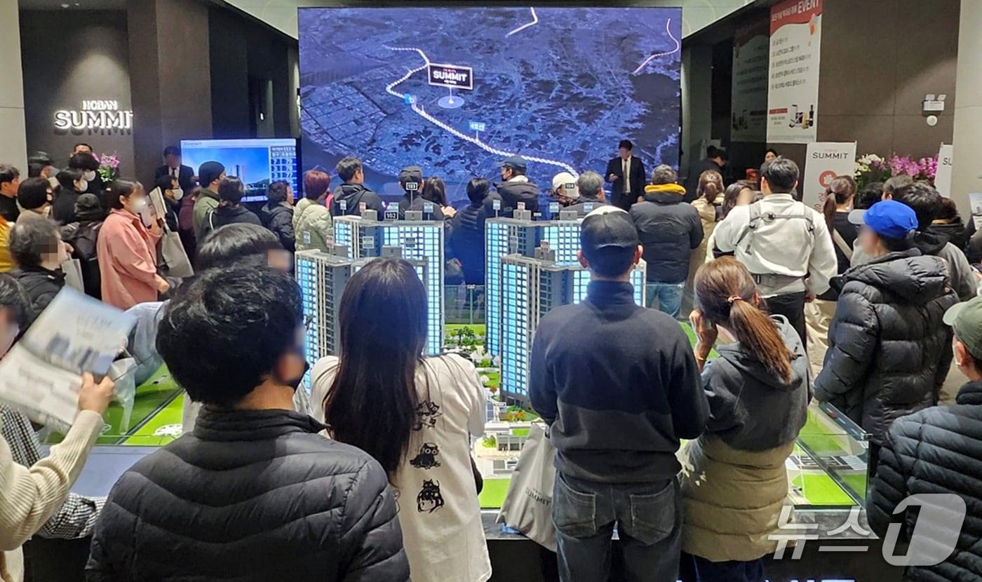 본문 이미지 - 호반써밋 시흥거모 B1블록 견본주택 내부에서 방문객들이 단지 모형을 살펴보는 모습 (호반건설 제공) 뉴스1ⓒ News1