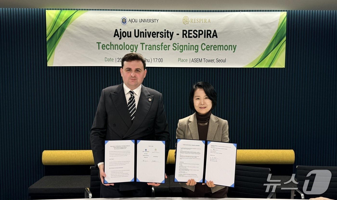 본문 이미지 - 정이숙 아주대 약학대학 교수가 지난 19일 Bernald Leone 레스피라 대표와 천연 허브 복합물 소재와 관련된 원천 노하우 기술 이전 및 원료 물질 공급 계약을 맺고 기념촬영을 하고 있다. (아주대 제공. 재판매 및 DB 금지) 2026.3.23/뉴스1
