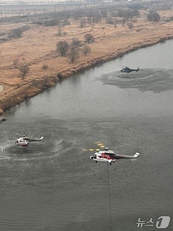 본문 이미지 - 산림청은 봄철 산불기간 총력대응을 위한 국외 임차헬기(슈퍼퓨마)를 전진배치해 운용 중이다.(산림청 제공.재판매 및 DB금지)/뉴스1