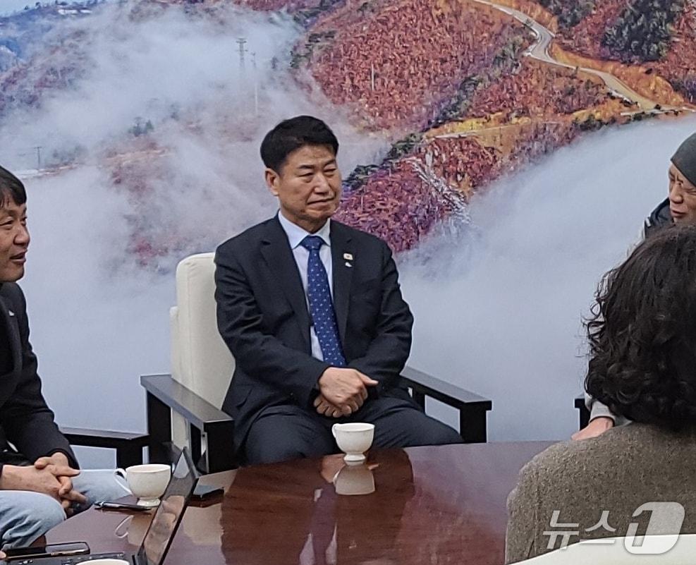 본문 이미지 - 함명준 강원 고성군수가 23일 군청 집무실에서 기자들과 만나 3선 도전 의사를 밝히고 있다. 2026.3.23/뉴스1