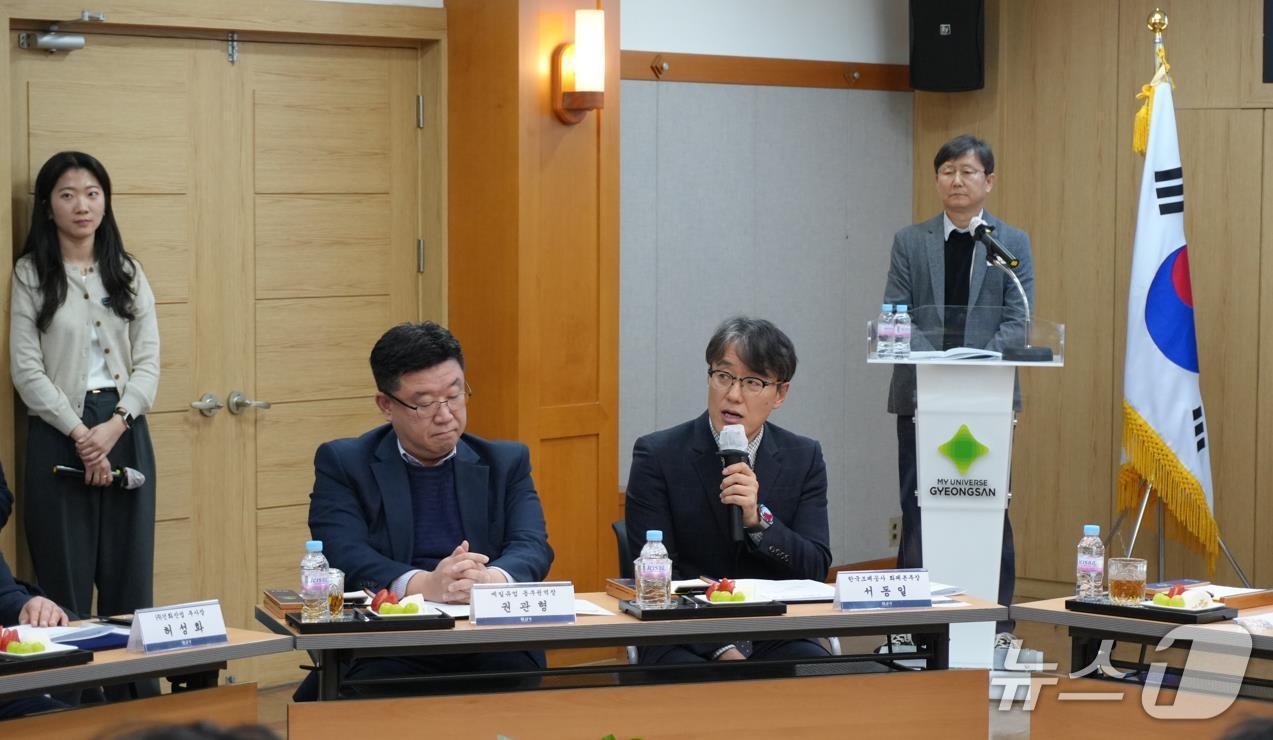 본문 이미지 - 한국조폐공사 서동일 화폐본부장(오른쪽 두 번째)이 업무협약식에서 인사말을 하고 있다.(한국조폐공사 제공. 재판매 및 DB금지)/뉴스1